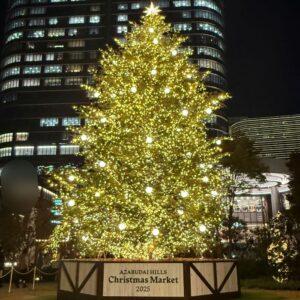 麻布台ヒルズXmasマーケットのクリスマスツリー