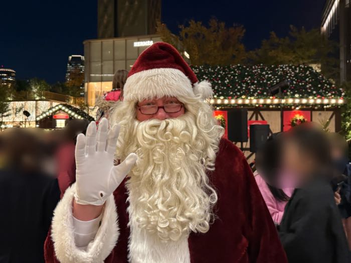 麻布台ヒルズXmasマーケットのサンタさん