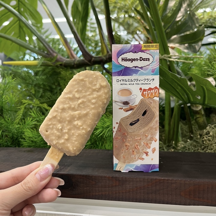 ハーゲンダッツ のロイヤルミルクティークランチ①