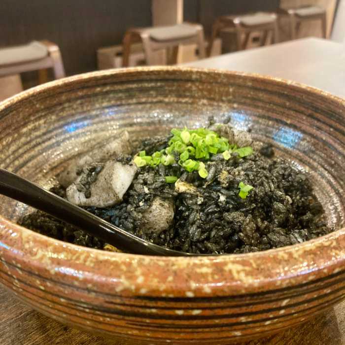 海飯のイカ墨炒飯