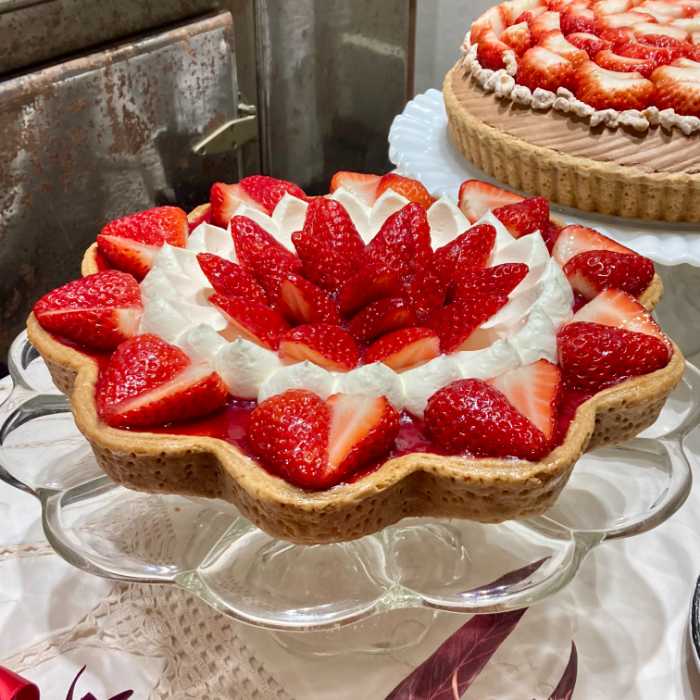 キルフェボンの輪花型 “紅ほっぺ”とホワイトチョコのチーズスフレタルト(ホール)