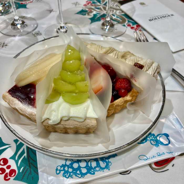 シャンパーニュとタルトのマリアージュの提供タルトカット