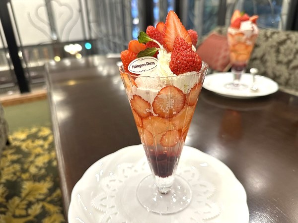 ホテル阪急インターナショナルで、ハーゲンダッツとのタイアップ企画「Blooming Strawberry」が開催中です。