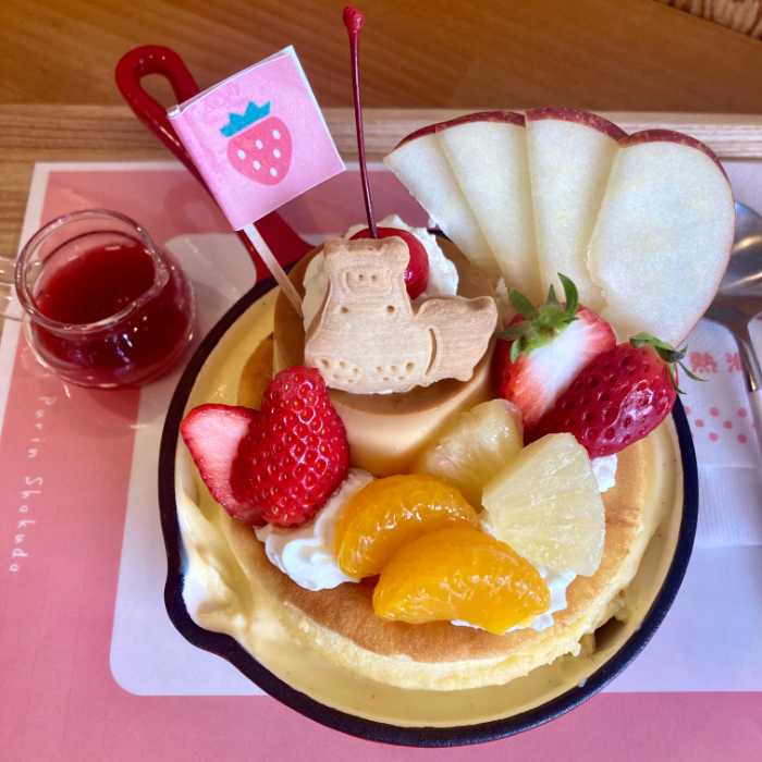 ドライブイン熱海プリン食堂のいちごとプリンアラモードパンケーキ