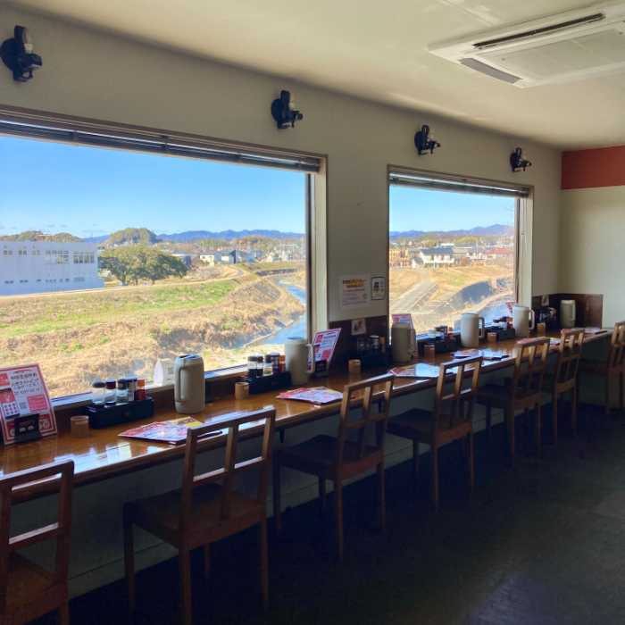 麺屋三丁目のカウンター席