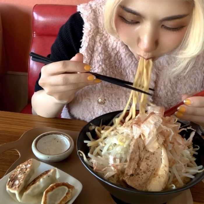 麺屋三丁目の力麺かつをを食べる筆者のりぴよ