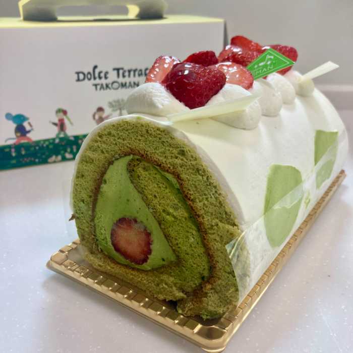 新緑お茶まつりの苺と抹茶のロールケーキ