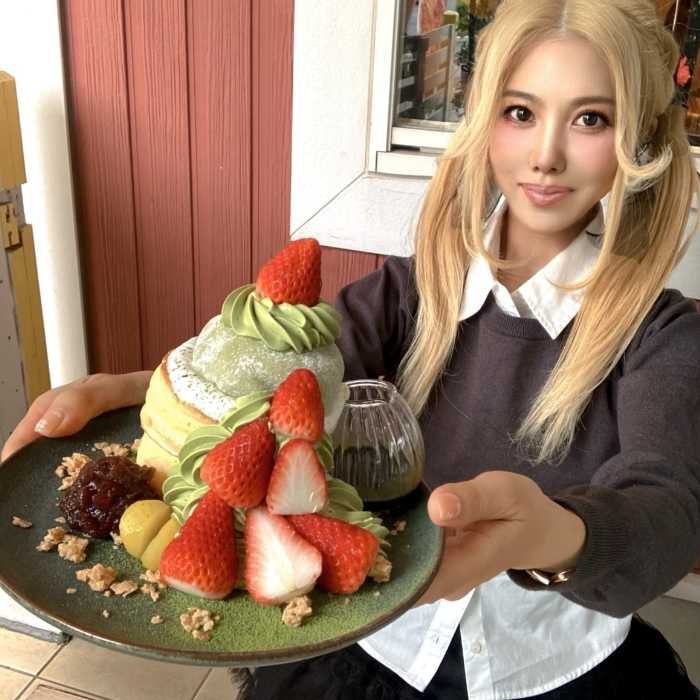 抹茶フェアの丹那抹茶のお濃茶いちごパンケーキと筆者のりぴよ