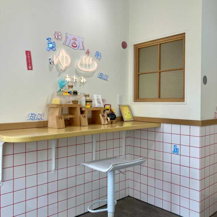 熱海ミルチーズのイートインカウンター席