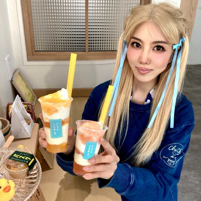 熱海ミルチーズののめるチーズ氷と筆者のりぴよ