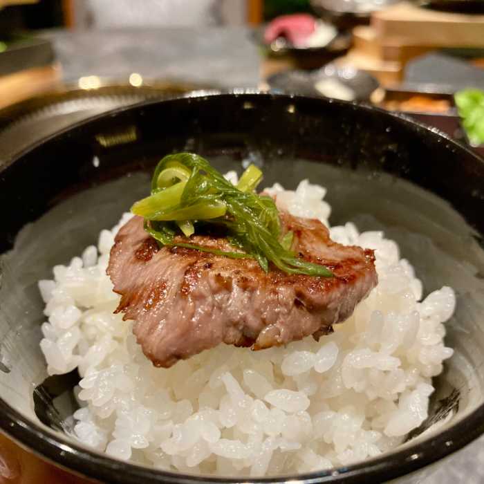 追加の白米と米沢牛ロース