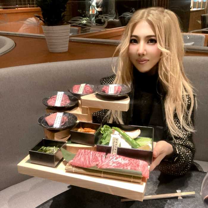 極みコースの焼肉と筆者のりぴよ