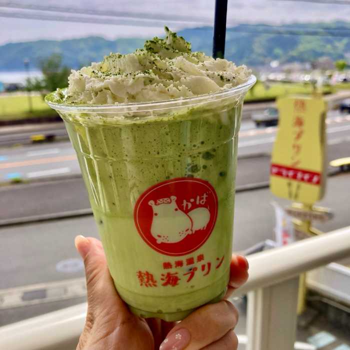 ドライブイン熱海プリン食堂のテイクアウトむっちゃ抹茶ラテ