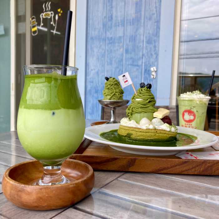 ドライブイン熱海プリン食堂のイートインむっちゃ抹茶ラテ