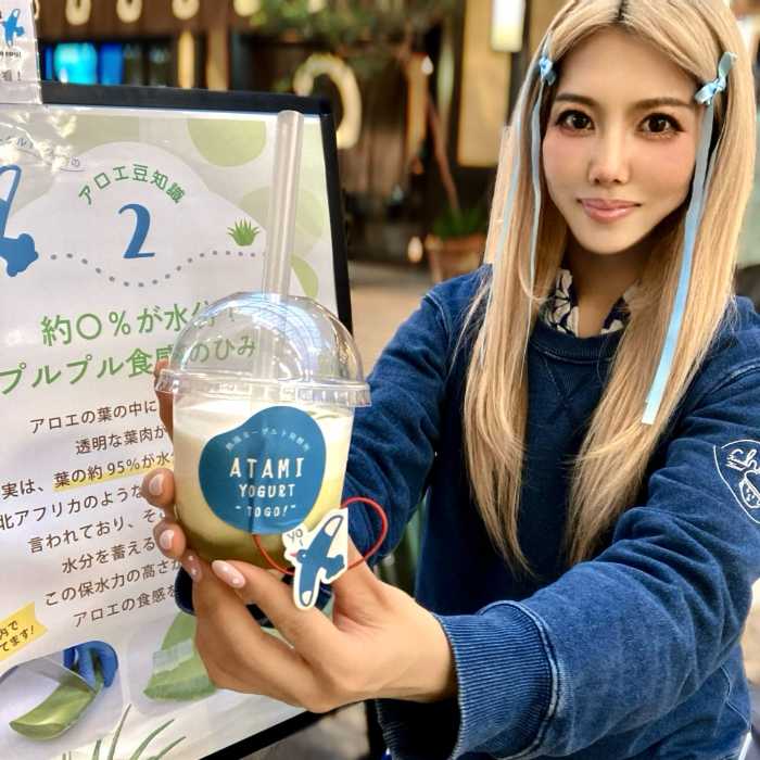 アロエまつりののめるヨーグルトアロエと筆者のりぴよ