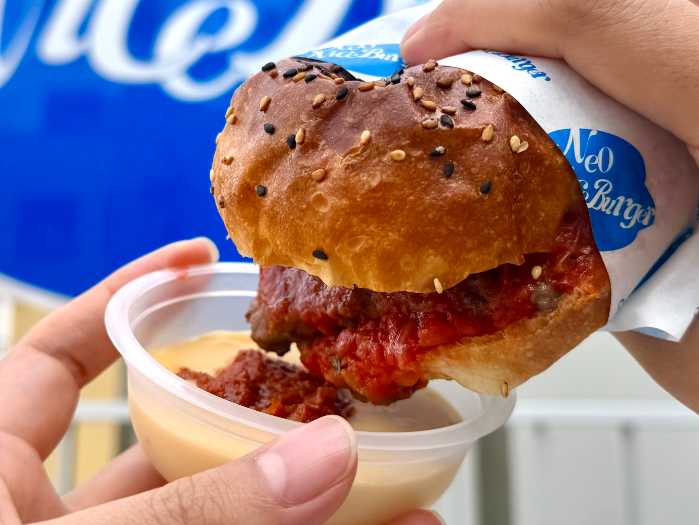 バーガーをディップ