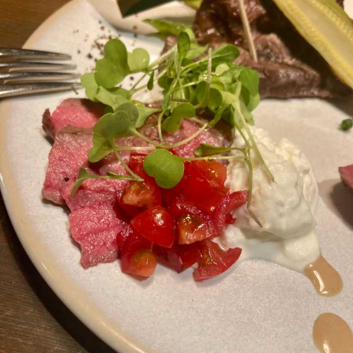 試食用のサーロインステーキ カプレーゼ添え