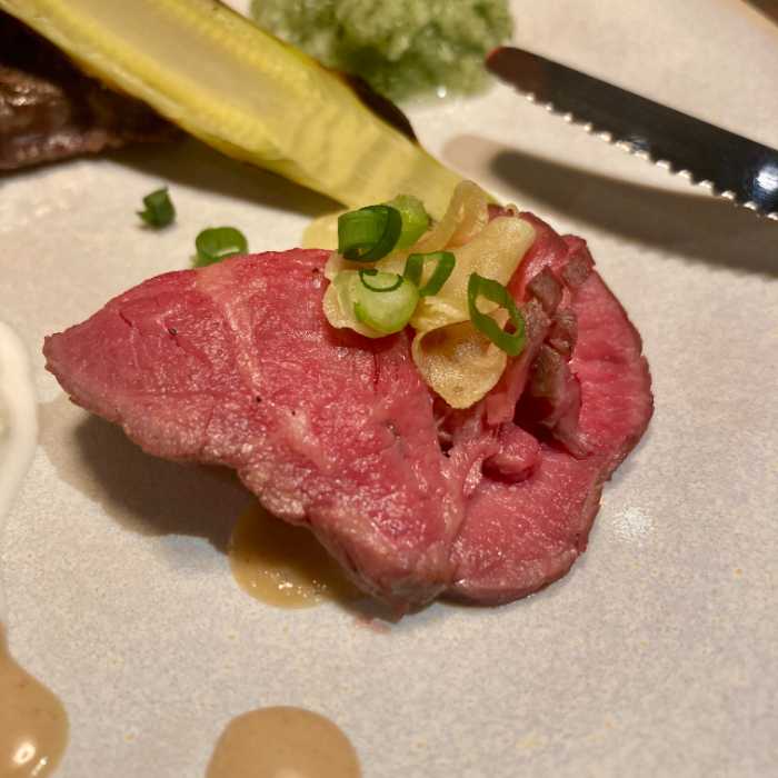 試食用のローストビーフ ガーリック胡麻だれ