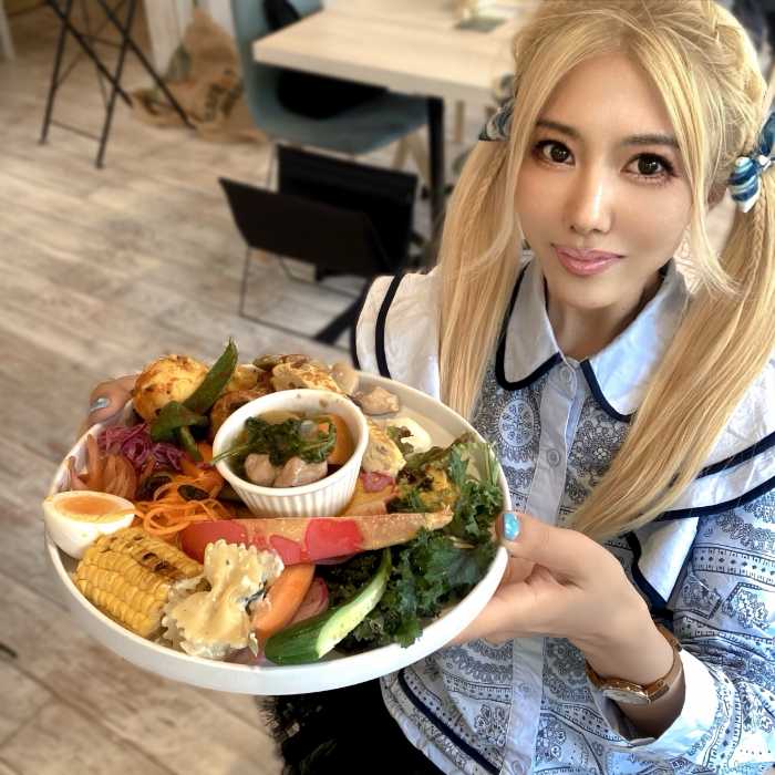 TAMAGOYAベーカリーカフェのデリと筆者のりぴよ