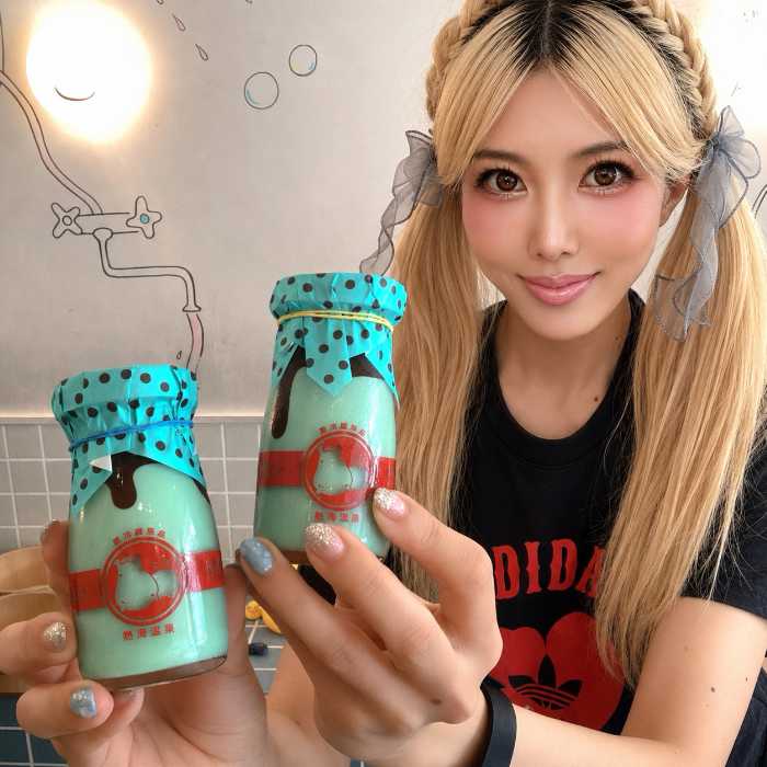 熱海プリンのチョコミントプリンと筆者のりぴよ