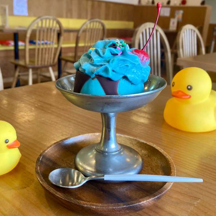 ドライブイン熱海プリン食堂のチョコミント皿プリン