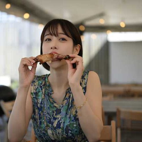 スピリッツ　2020 34　鷲見玲奈　喫茶落ちの為回りが固められてます 鷲見玲奈写真集がデジタル限定で登場♡親密な空気感を切り取る：cocotte