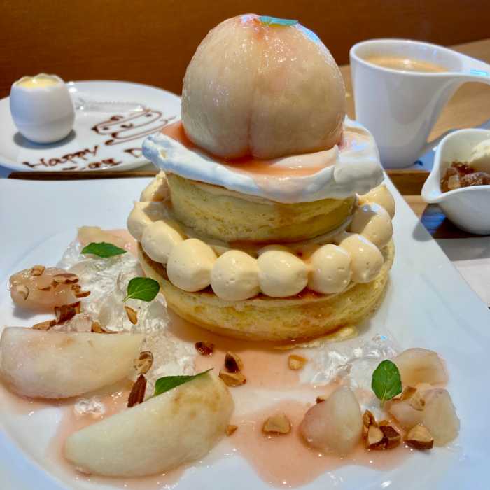 TAMAGOYAの艶めく丸ごと桃のパンケーキ
