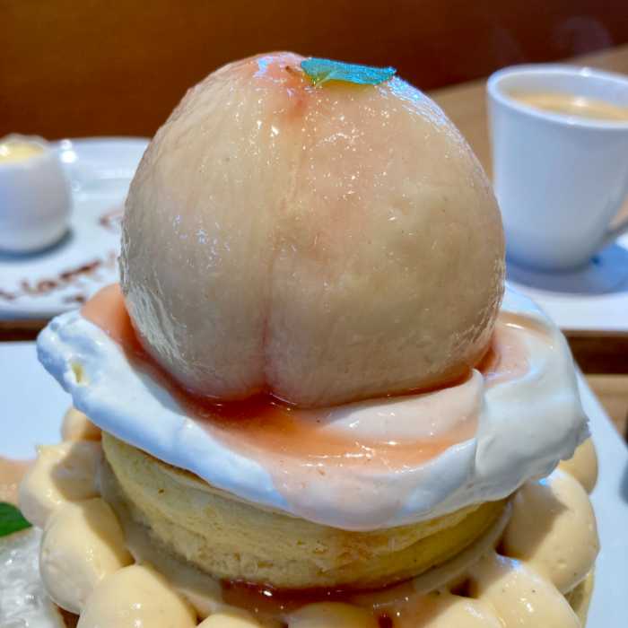 艶めく丸ごと桃のパンケーキの丸ごと桃