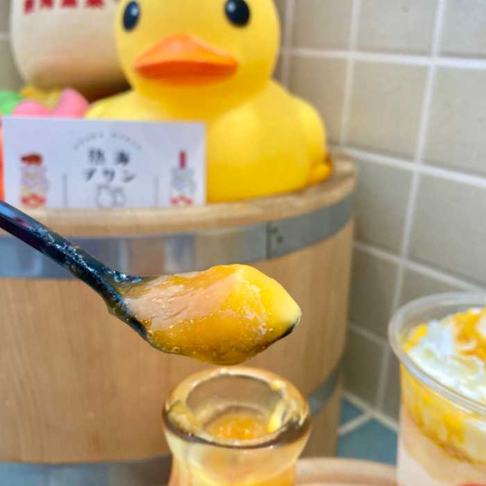 マンゴープリンのスプーン上げ