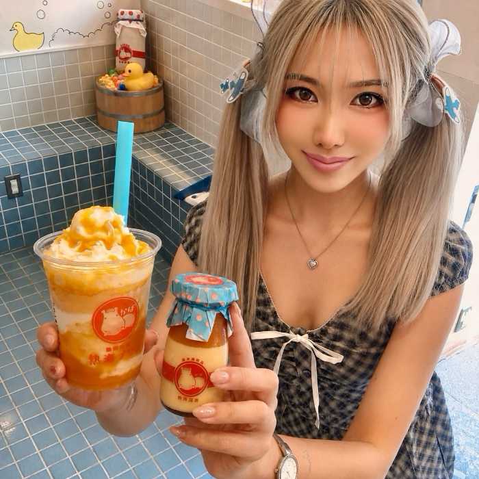 熱海プリンのマンゴープリンとマンゴープラッペと筆者のりぴよ
