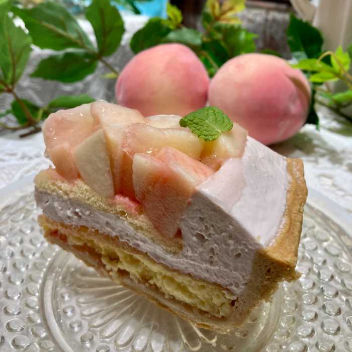 PEACHフェアの桃とチーズのタルトカット