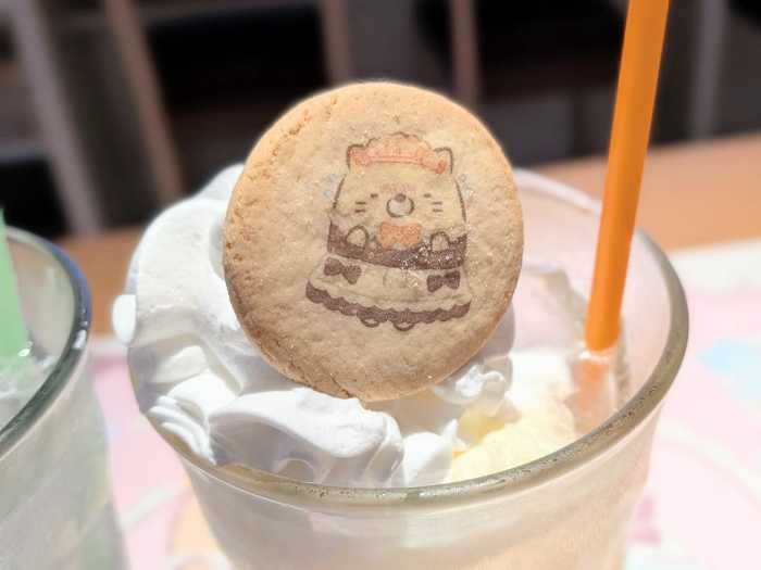 メイドカフェ｢あっとほぉーむカフェ｣と｢すみっコぐらし｣のコラボ13