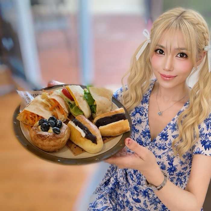 はるはるベーカリーのパンと筆者のりぴよ