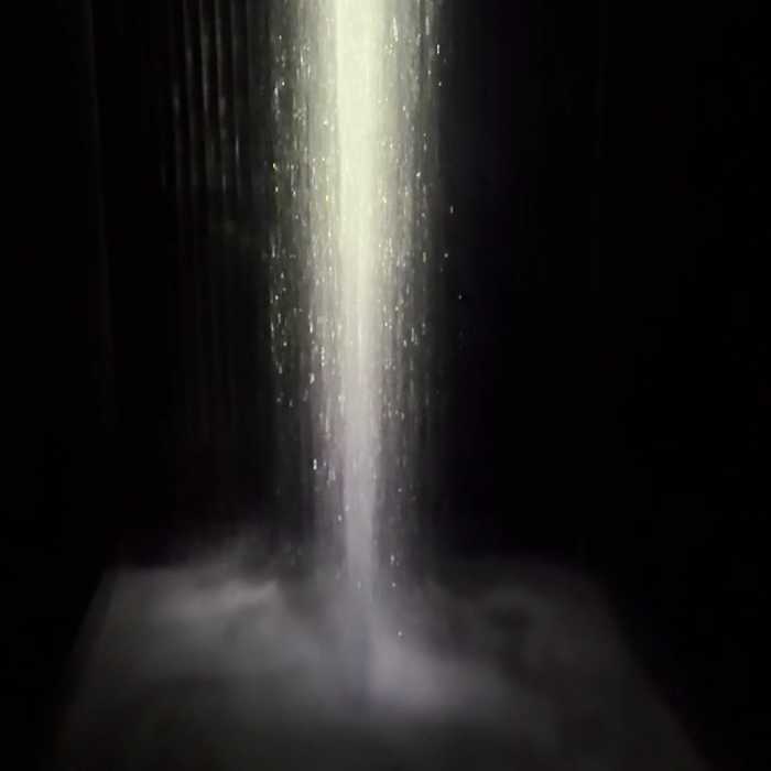 チームラボプラネッツの坂の上にある光の滝