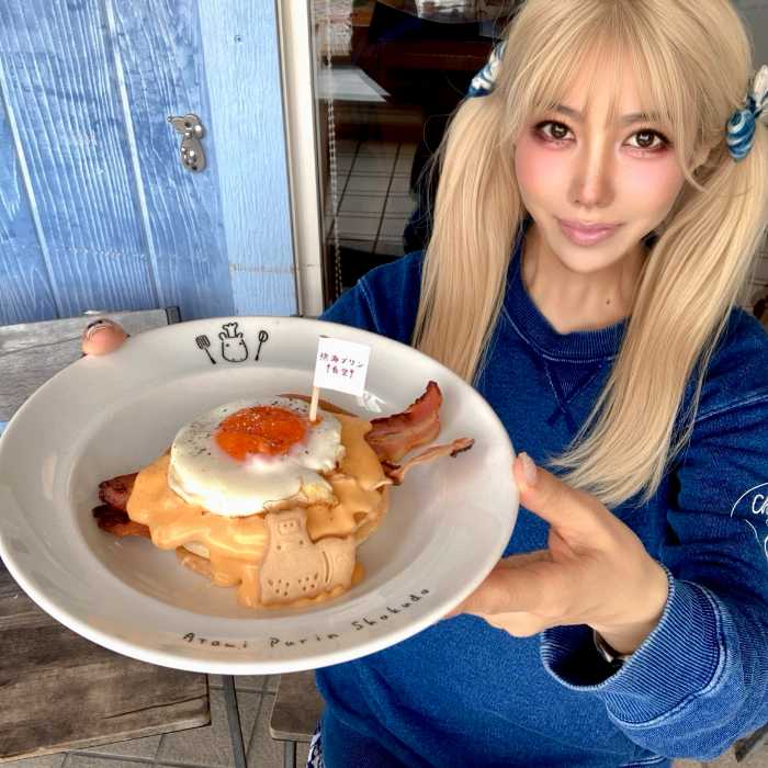 ドライブイン熱海プリン食堂のお月見パンケーキと筆者のりぴよ