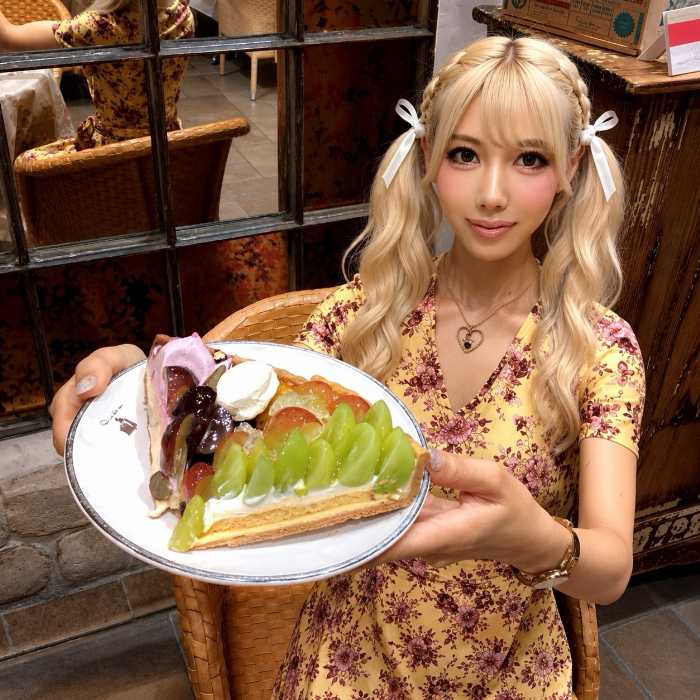 キルフェボンのぶどうのタルトと筆者のりぴよ