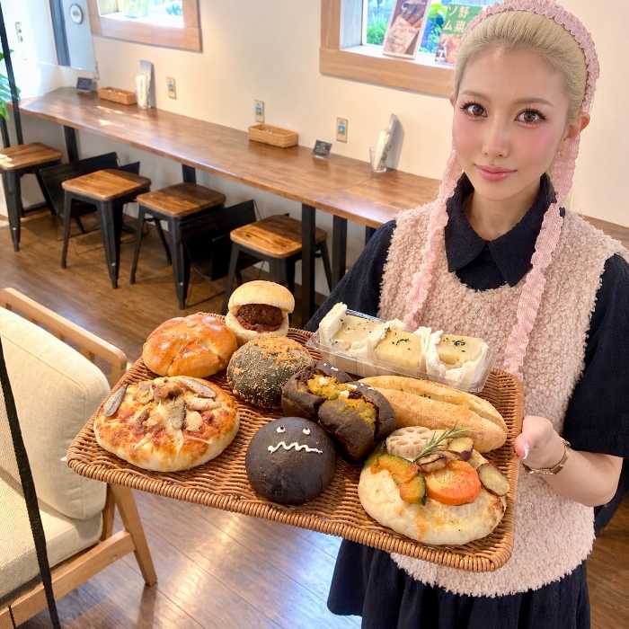 TAMAGOYAベーカリーカフェの秋パンと筆者のりぴよ