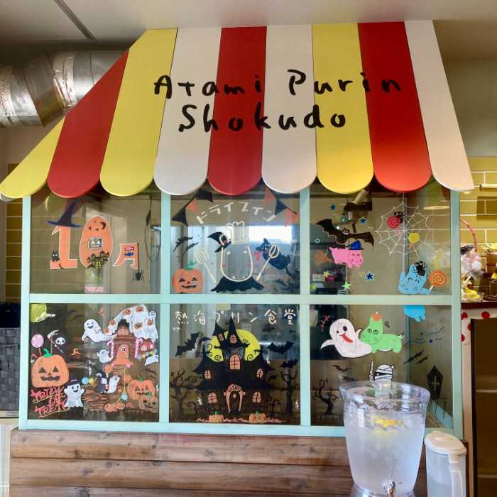ドライブイン熱海プリン食堂の店内窓ガラス