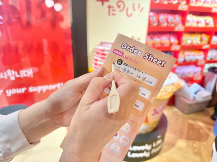 辛ラーメン粉食ポップアップのパンフレット