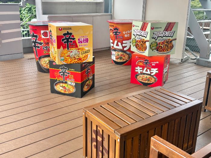辛ラーメン粉食ポップアップの屋上