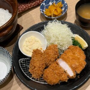 とんかつ神楽坂さくらの牡蠣フライロースかつ定食